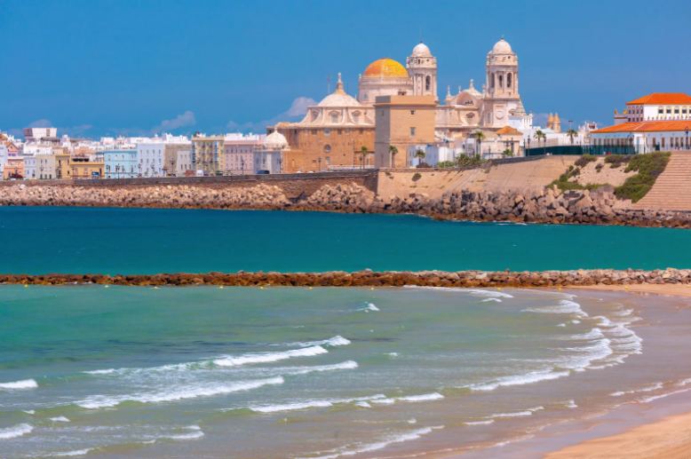 Santa María del Mar beach and the Cathedral